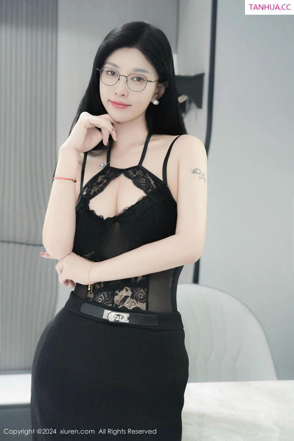   [XiuRen]高清写真图 2024.12.23 No.9639 雅茹老师 黑丝美臀第21张图片